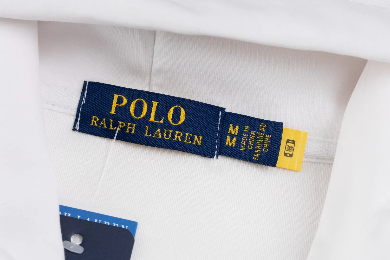 P236 #R95 Ralph Lauren/Ralph Lauren Twelve Color Pony🐎 Embroidered zipper cardigan jacket hooded sweatshirt This hooded sweatshirt is decorated with a simple style that represents Ralph Lauren. It is paired with a pony embroidery pattern, which is three-dimensional and full! The solid color fabric paired with exquisite embroidery instantly sets it off! Hooded sports design, loose and casual fit! The overall texture is very strong! Through the pictures, we can feel the thickness and texture of custom-woven and dyed threads. The workmanship is exquisite. They are shipped from major foreign trade factories. They are all made by masters with many years of experience. Everything is of high standards and requirements! Simple and versatile style ~ super delicate and soft, close to the body without being tied, all fabrics and accessories are original custom-made and of high quality! Perfectly reflects the brand’s sense of superiority! Standard cut, comfortable stretch, unrestricted movement! Highly practical, high-end and classy! Versatile style ~ can be paired with jeans or jogging pants. Ideal for transitioning from your morning commute to weekend events!  Color: Black with red label Black with white label Khaki Navy blue with red label Navy blue with white label White Light gray Dark gray Burgundy Army green Light blue Pink Size: S M L